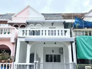 出租 3 卧室 联排别墅 在 Phra Khanong, 曼谷