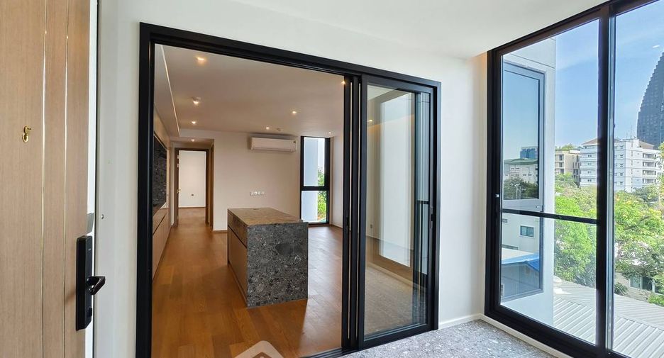 For sale 2 ベッドルーム condo in Khlong Toei, Bangkok