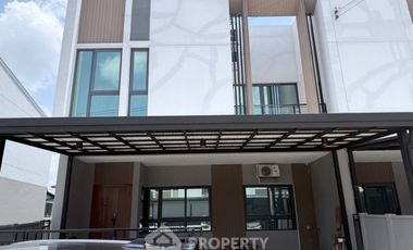 Casa adosada en venta de 4 habitaciones en Bang Kapi, Bangkok