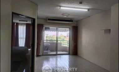 For sale 3 bedrooms condo in Wang Thonglang, Bangkok