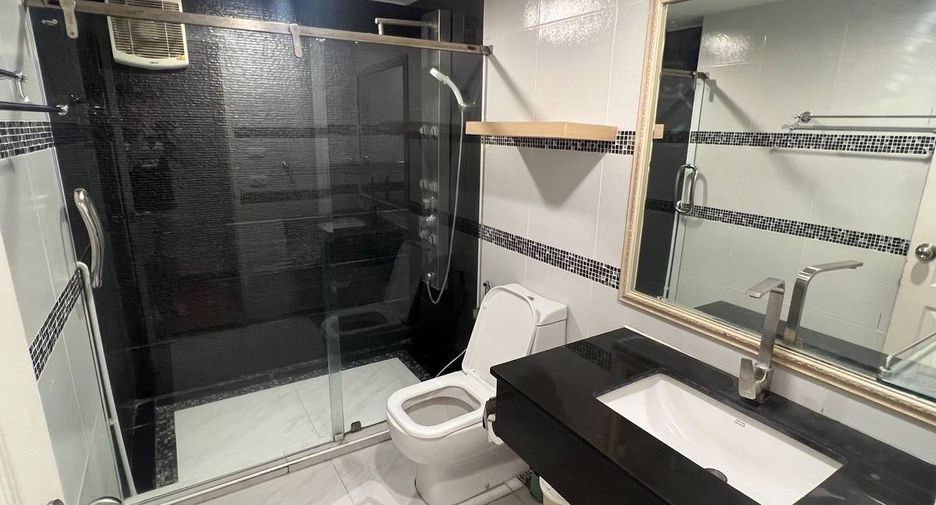 For sale 2 bedrooms condo in Huai Khwang, Bangkok