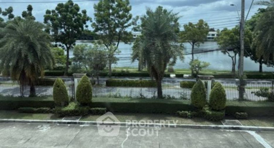 For sale 4 bedrooms house in Lat Krabang, Bangkok
