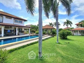Villa en alquiler y en venta de 4 habitaciones en Bang Saray, Pattaya
