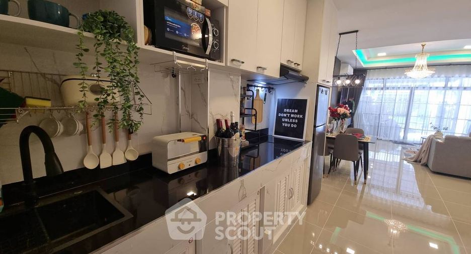 Casa adosada en venta de 3 habitaciones en Bang Lamung, Chonburi