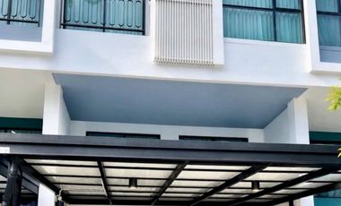 For sale 3 bedrooms townhouse in Bang Kapi, Bangkok