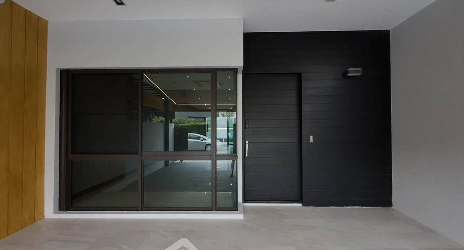 Casa adosada en alquiler y en venta de 3 habitaciones en Lat Phrao, Bangkok