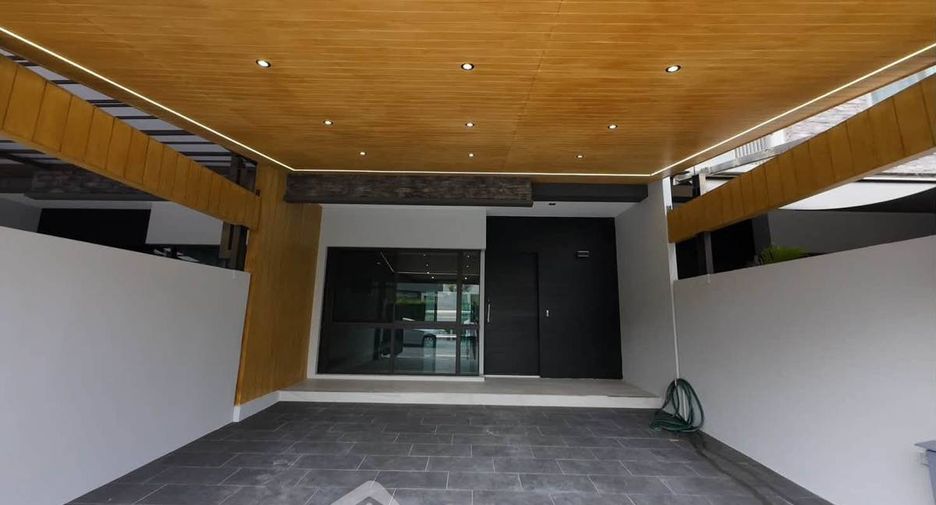 Casa adosada en alquiler y en venta de 3 habitaciones en Lat Phrao, Bangkok