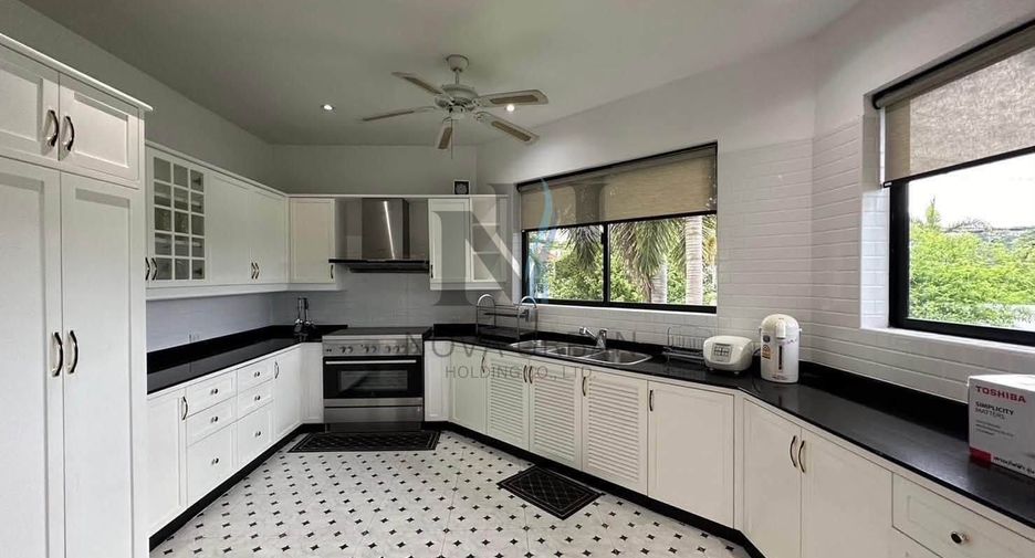 À vendre et à louer 4 chambres villa à Bang Lamung, Chonburi