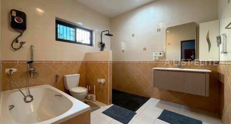 Haus zum Kauf mit 4 Zimmer in Bang Lamung, Chonburi