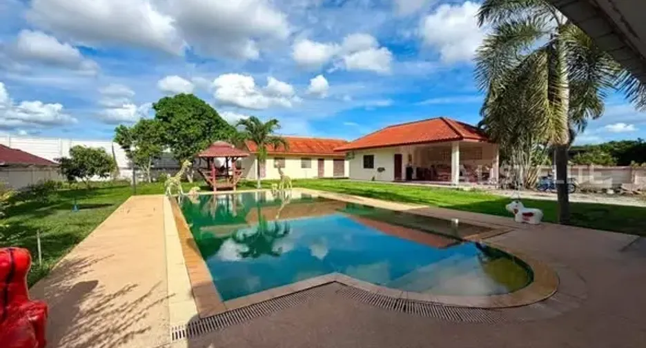 Haus zum Kauf mit 4 Zimmer in Bang Lamung, Chonburi