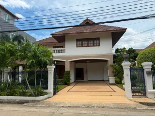 For rent 5 ベッドルーム house in Huai Khwang, Bangkok