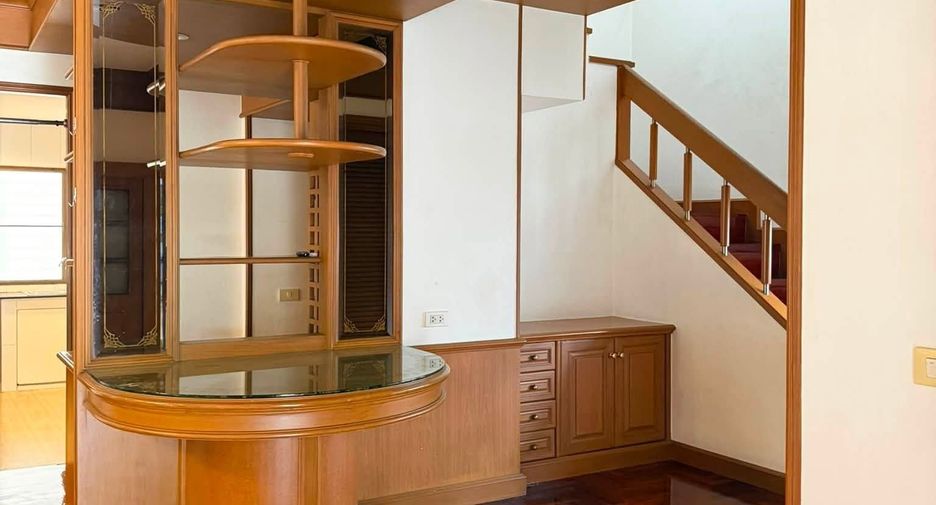 For rent 5 ベッドルーム house in Huai Khwang, Bangkok