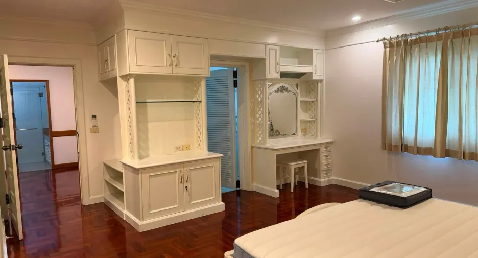 For rent 5 ベッドルーム house in Huai Khwang, Bangkok