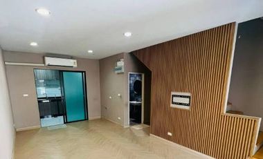 À vendre 3 chambres maison de ville à Phasi Charoen, Bangkok