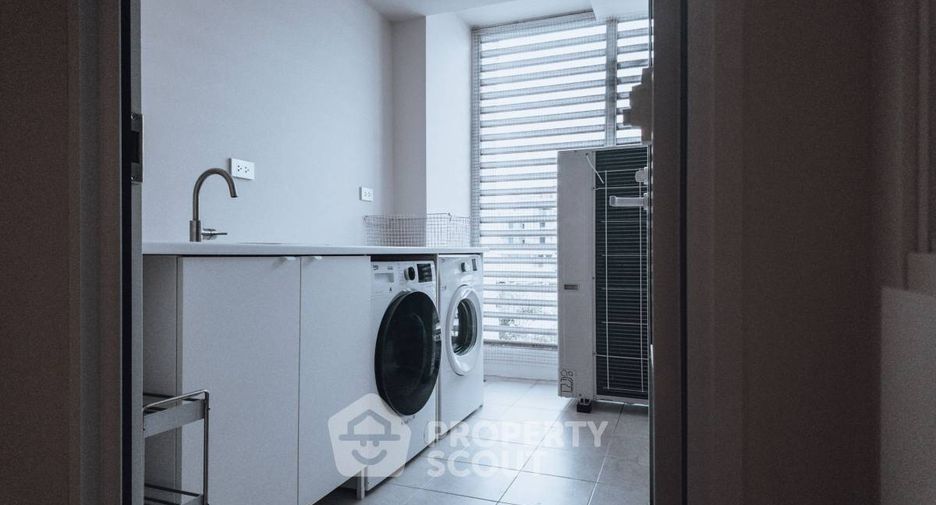 For rent 2 bedrooms condo in Yan Nawa, Bangkok
