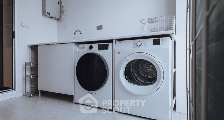 For rent 2 bedrooms condo in Yan Nawa, Bangkok
