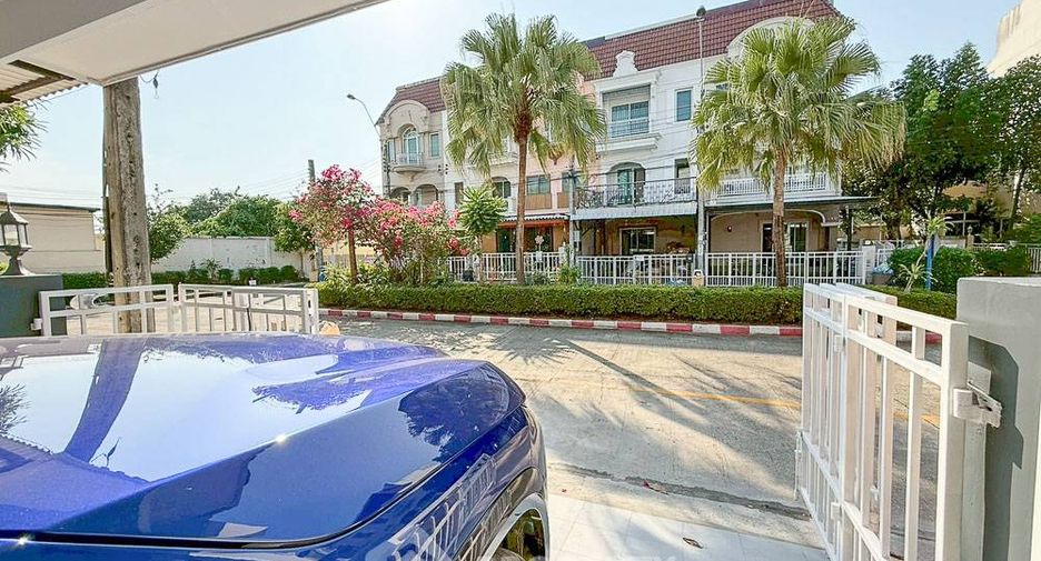 Casa adosada en alquiler de 3 habitaciones en Phasi Charoen, Bangkok