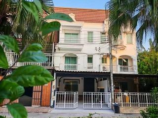 Casa adosada en alquiler de 3 habitaciones en Phasi Charoen, Bangkok