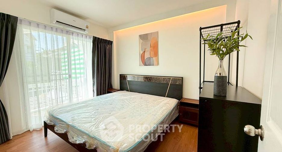 Casa adosada en alquiler de 3 habitaciones en Phasi Charoen, Bangkok