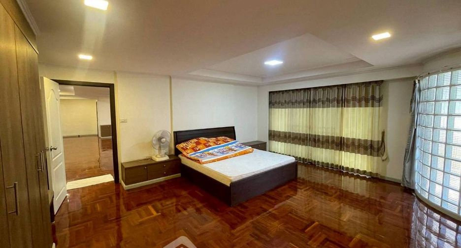 For rent 3 bedrooms apartment in Watthana, Bangkok