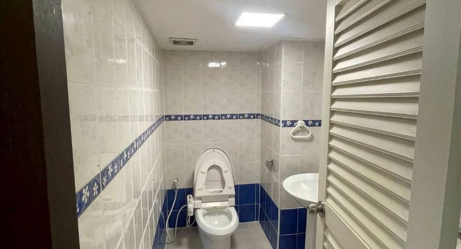 For rent 3 bedrooms apartment in Watthana, Bangkok