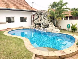 Casa en alquiler de 3 habitaciones en Bang Lamung, Chonburi