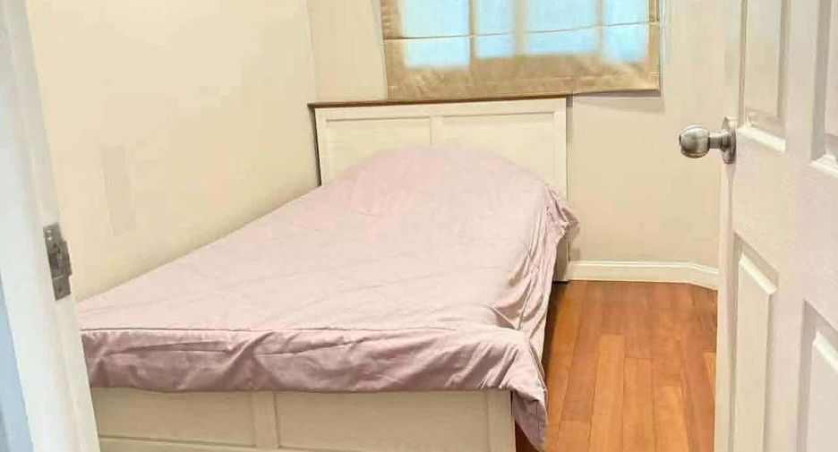 For rent 3 bedrooms condo in Huai Khwang, Bangkok