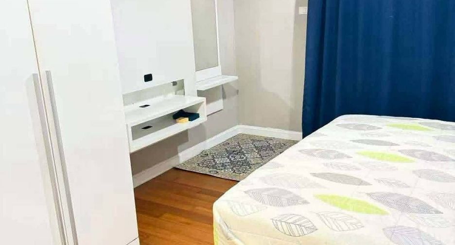 For rent 3 bedrooms condo in Huai Khwang, Bangkok