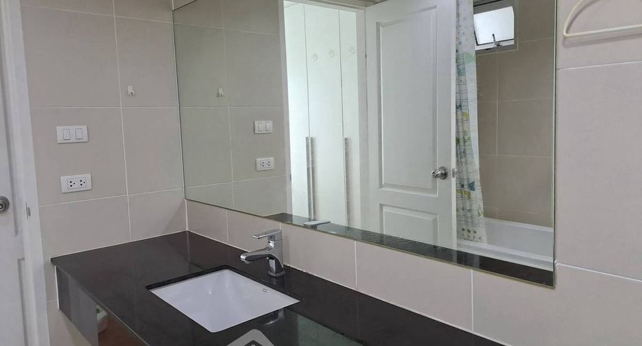 For rent 3 bedrooms condo in Huai Khwang, Bangkok