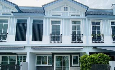 À louer 3 chambres maison de ville à Prawet, Bangkok