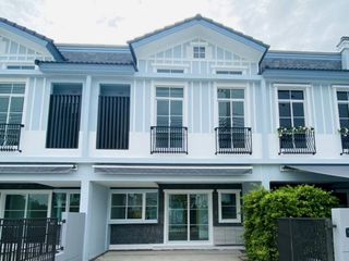À louer 3 chambres maison de ville à Prawet, Bangkok