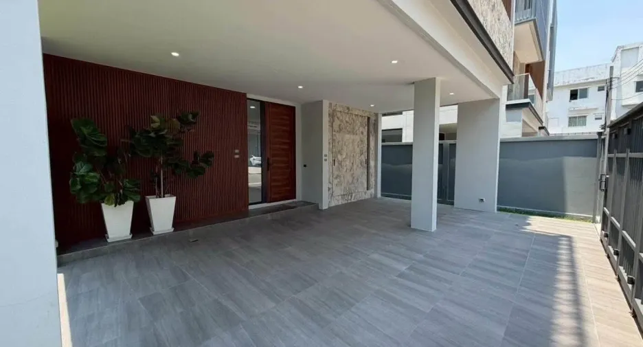 Casa en venta de 4 habitaciones en Lat Krabang, Bangkok