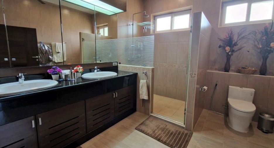For sale 4 bedrooms house in Bang Lamung, Chonburi