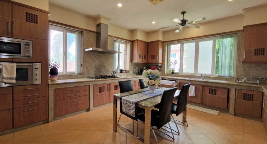 For sale 4 bedrooms house in Bang Lamung, Chonburi