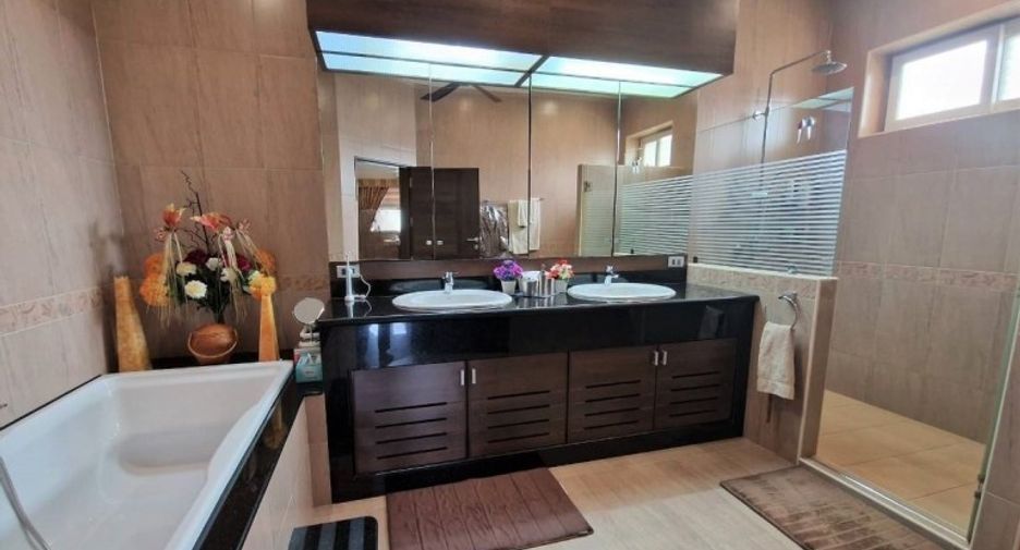 For sale 4 bedrooms house in Bang Lamung, Chonburi