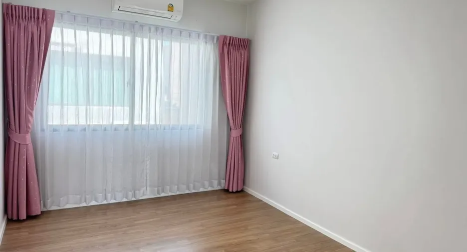 Casa adosada en alquiler de 3 habitaciones en Saphan Sung, Bangkok