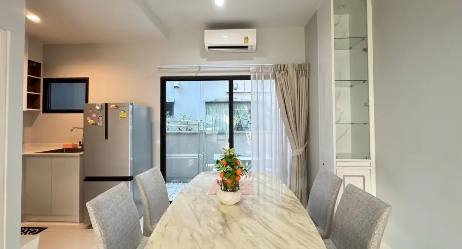 Casa adosada en alquiler de 3 habitaciones en Saphan Sung, Bangkok