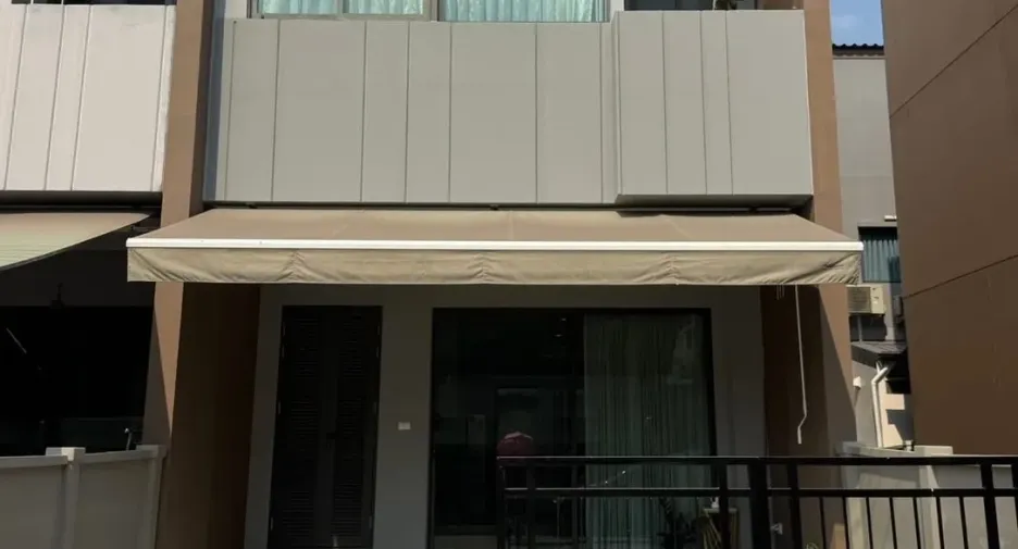 Casa adosada en alquiler de 3 habitaciones en Saphan Sung, Bangkok