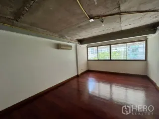 For rent 3 bedrooms townhouse in Watthana, Bangkok