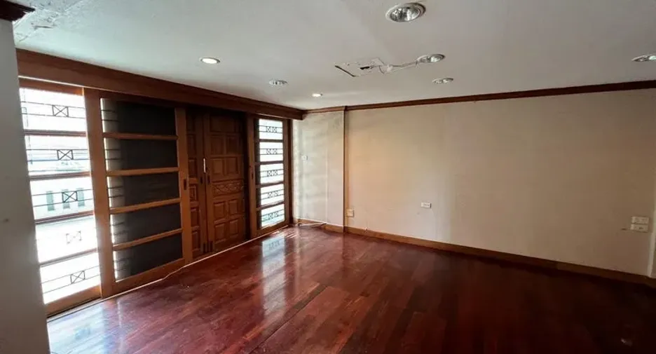 For rent 3 bedrooms townhouse in Watthana, Bangkok