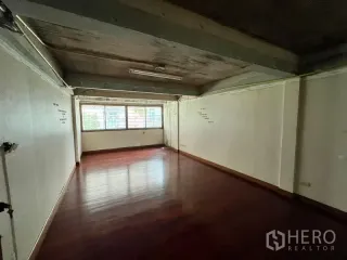 For rent 3 bedrooms townhouse in Watthana, Bangkok