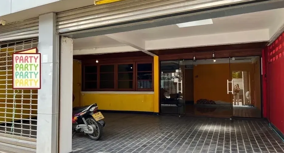 For rent 3 bedrooms townhouse in Watthana, Bangkok