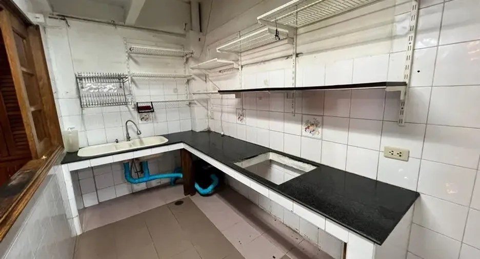 For rent 3 bedrooms townhouse in Watthana, Bangkok