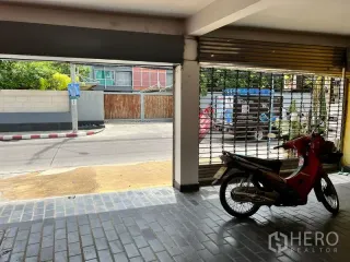 For rent 3 bedrooms townhouse in Watthana, Bangkok