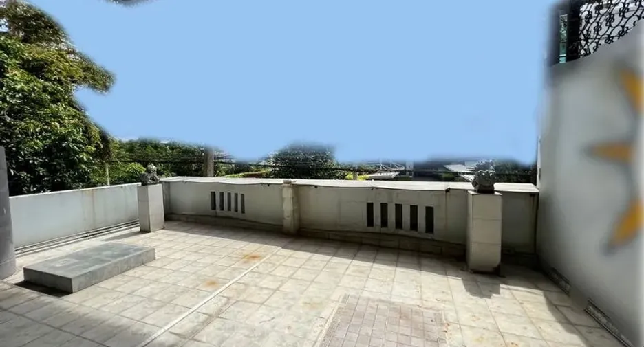 For rent 3 bedrooms townhouse in Watthana, Bangkok