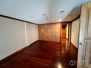 For rent 3 bedrooms townhouse in Watthana, Bangkok