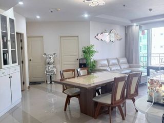 À vendre 3 chambres condo à Huai Khwang, Bangkok