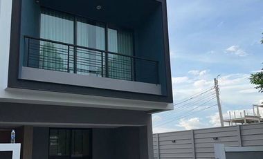 Casa adosada en venta de 3 habitaciones en Saphan Sung, Bangkok