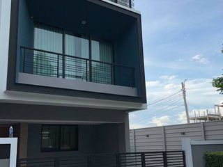 Casa adosada en venta de 3 habitaciones en Saphan Sung, Bangkok