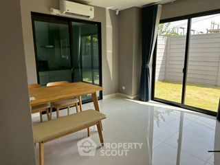 Casa adosada en venta de 3 habitaciones en Saphan Sung, Bangkok